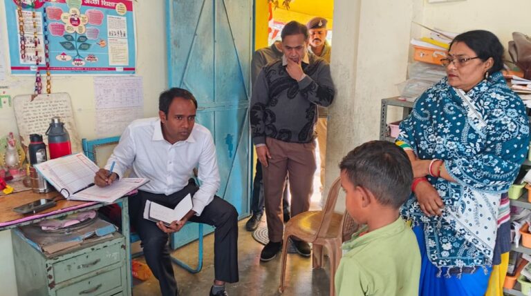 कलेक्टर बने शिक्षक, स्कूल पहुंचकर ली हाजिरी, पूछे सवाल, बच्चों के सही उत्तर पर दी चॉकलेट