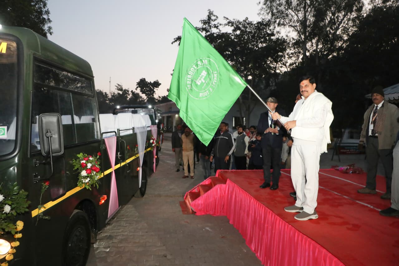 MP : पर्यटन को नई रफ्तार: अब सफारी होगी और भी रोमांचक, मुख्यमंत्री ने दिखाई 10 नई कैंटर बसों को हरी झंडी