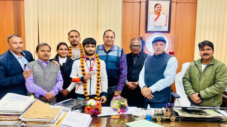 डॉ गौर विवि के कुलपति ने किया खेलो इंडिया सिल्वर मेडलिस्ट अभिषेक का सम्मान