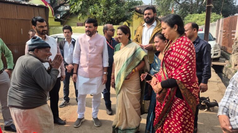 सांसद, महापौर एवं भाजपा जिला अध्यक्ष ने एसआईआर सर्वे जन जागरूकता हेतु नगर में भ्रमण किया