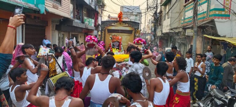 श्री गुलाब बाबा चरणपादुका पालकी यात्रा निकली, जयकारों से गुंजायमान हुआ नगर