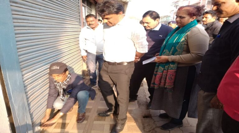 नगर निगम की बकाया वसूली को लेकर निगमायुक्त ने दुकानों में तालाबंदी कराई