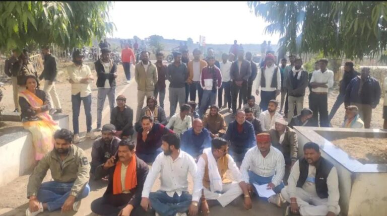 SAGAR: मारपीट के मामले में हिंदू संगठनों ने किया थाने के बाहर विरोध प्रदर्शन