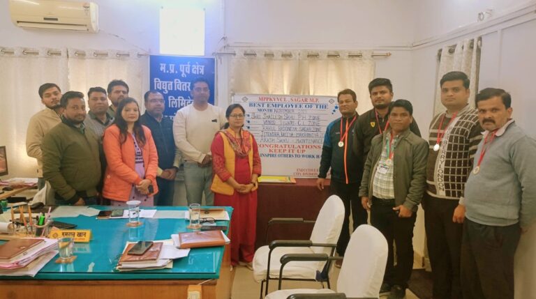 अच्छे कार्य करने वाले लाइन कर्मचारियों का सम्मान, अधीक्षण अभियंता ने ली समीक्षा बैठक