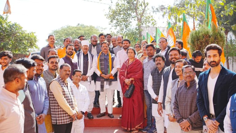 भाजपा कार्यालय में पार्टी कार्यकर्ताओं को मिठाई खिलाकर उप मुख्यमंत्री ने दी बधाई