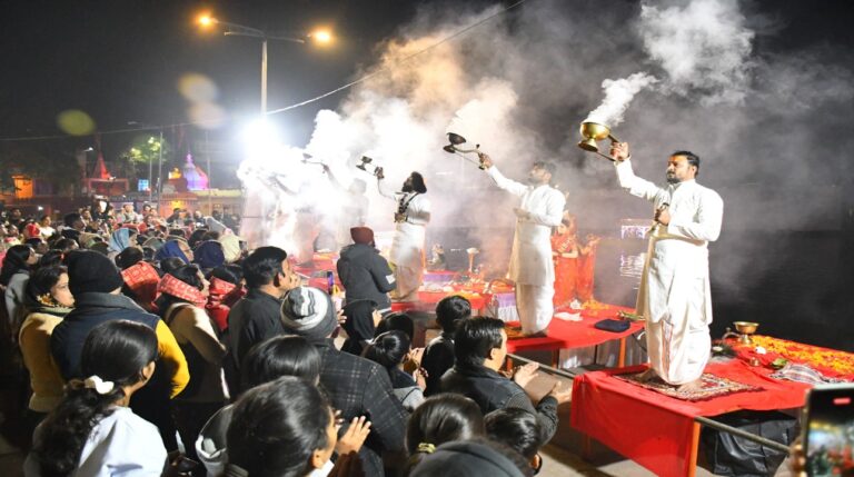 निगमायुक्त राजकुमार खत्री द्वारा प्रारम्भ गंगा आरती अनुष्ठान का नवाचार बड़ी संख्या में नागरिकों को श्रद्धा के साथ स्वच्छता के प्रति जागरूक बना रहा