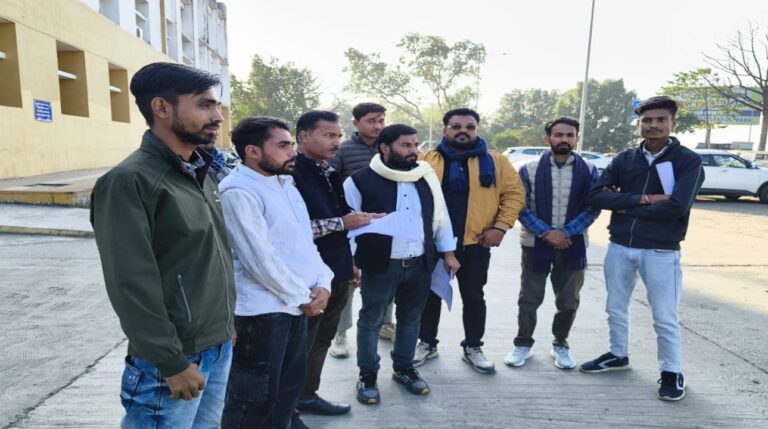 सागर में सरपंच पर गबन का आरोप, कठोर दण्डात्मक कार्यवाही एवं रिकवरी के लिए ग्रामीणों ने सौपा ज्ञापन