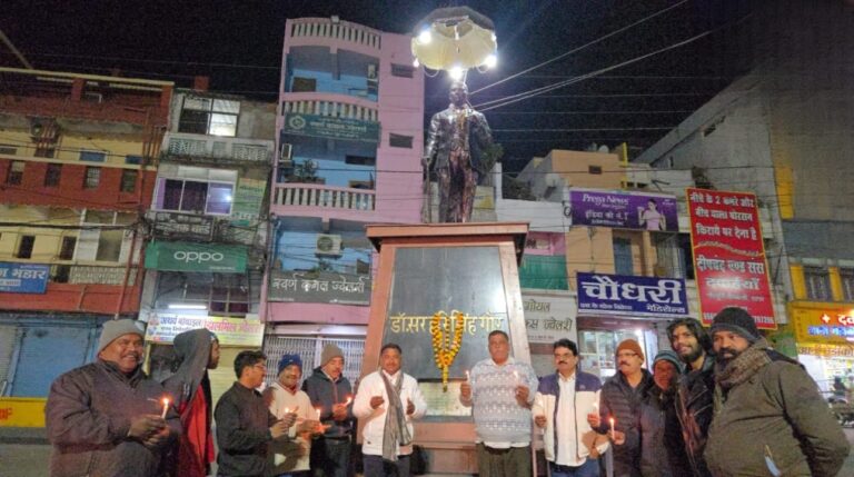 डॉ गौर की पुण्यतिथि पर जिला शहर कांग्रेस कमेटी ने कैंडल जलाकर श्रद्धा सुमन अर्पित किए