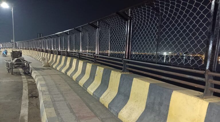 सागर में कॉरिडोर के दोनों तरफ लगने लगी जालियां,लोग बोले खूबसूरती बिगड़ी, 35 लाख की लागत..