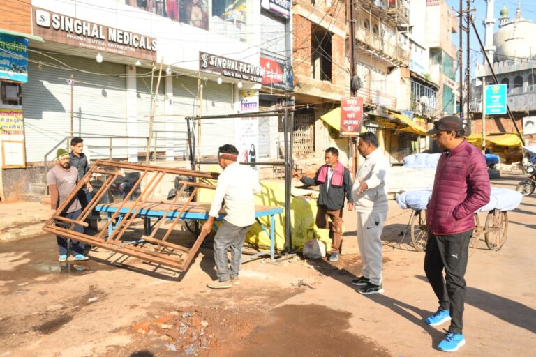 सागर शहर की यातायात व्यवस्था एवं स्वच्छता में बाधक कटरा बाजार में सड़क पर लगाई गई दुकानों की सामग्री जप्त