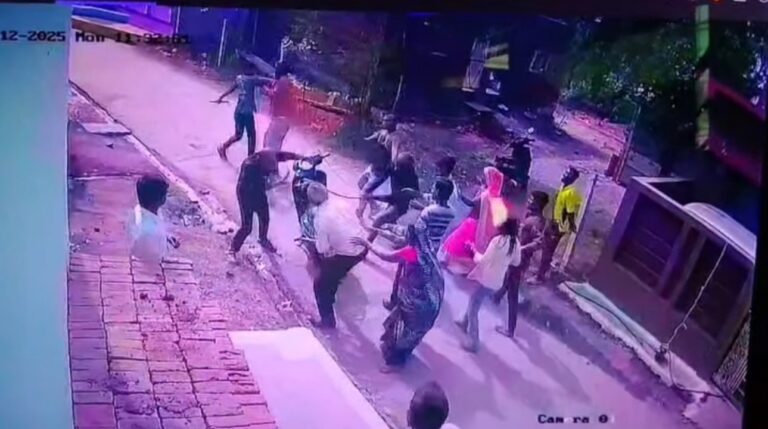 दो पक्षों में विवाद, मारपीट का वीडियो वायरल, पुलिस ने चार पर FIR की