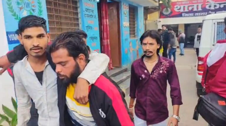 सागर में अवैध शराब पकड़ने गए थे कंपनी के कर्मचारी की धुलाई हो गयी 