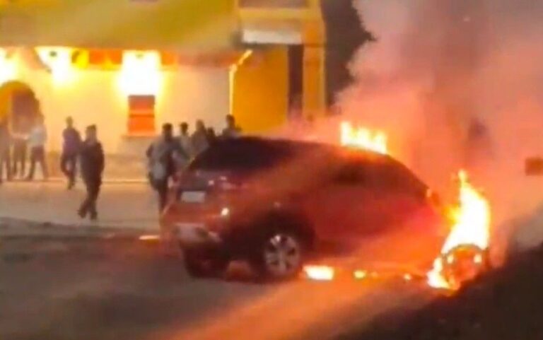 गोपालगंज थाना क्षेत्र, वृंदावन बाग मंदिर परिसर में खड़ी कार में लगी आग