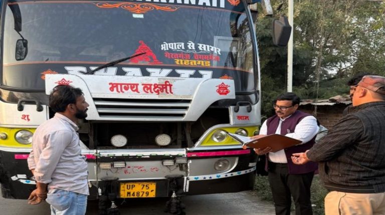 अनियमित बसों पर परिवहन की सख़्त कार्यवाही, 4 का पंजीयन किया निरस्त, 3 जप्त