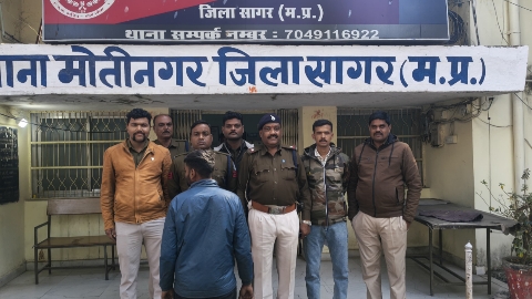 शराब के लिए पैसे न देने पर बवाल : मारपीट का स्थायी वारंटी आरोपी मोतीनगर पुलिस की गिरफ्त में
