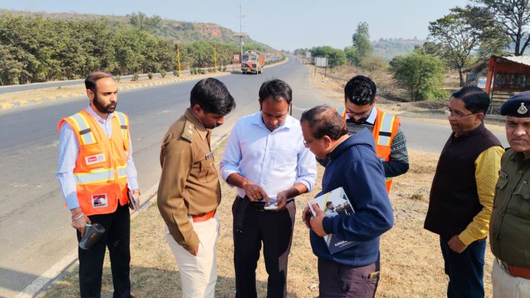 सागर में सड़क सुरक्षा के लिए सड़कों पर उतरे कलेक्टर-एसपी, चौराहों पर ट्रैफिक सुधारने और ब्लैक स्पॉट पर बना एक्शन