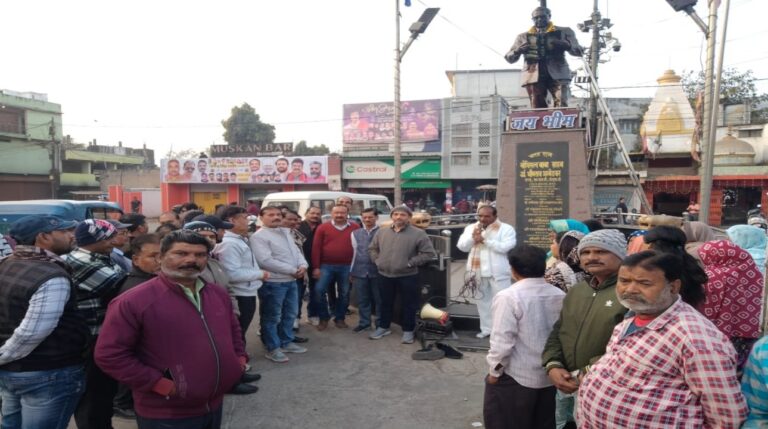 सागर ननि कमर्चारियों ने वेतन न मिलने पर अंबेडकर प्रतिमा को ज्ञापन सौपा, गुरुद्वारा में मत्था टेका