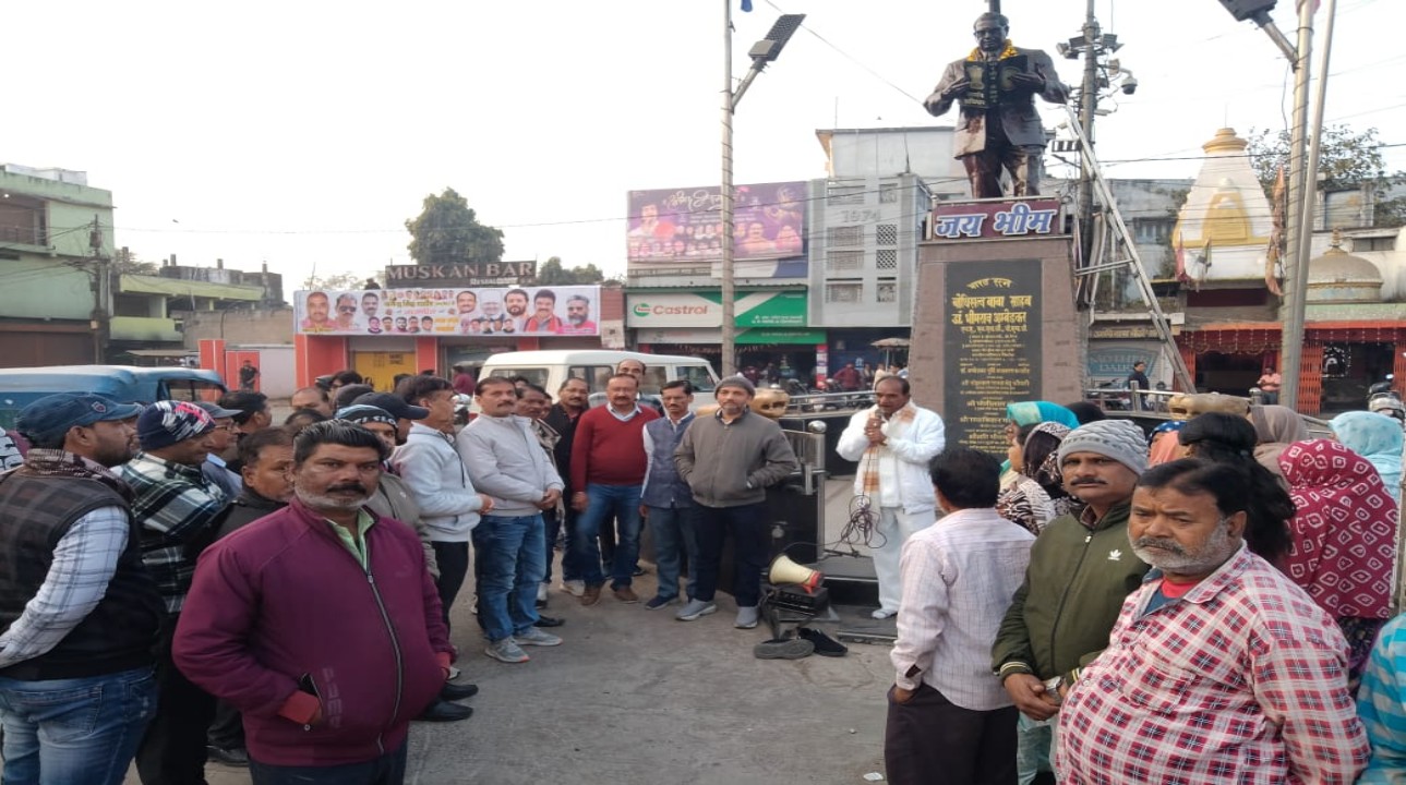 सागर ननि कमर्चारियों ने वेतन न मिलने पर अंबेडकर प्रतिमा को ज्ञापन सौपा, गुरुद्वारा में मत्था टेका