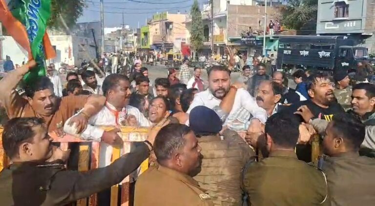 सागर में घण्टा लेकर कांग्रेसियों का उग्र प्रदर्शन