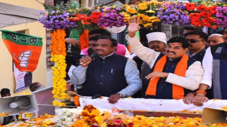 खुरई में फूलों से स्वागत देख गदगद हुए CM डॉ यादव, बोले होली दिवाली जैसा माहौल