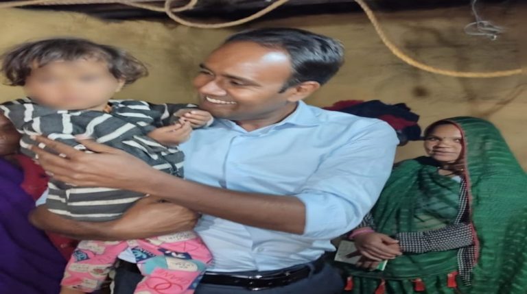 सागर में हाई रिस्क माता की कुशलक्षेम जानने खुद उनके घर पहुँचे कलेक्टर संदीप जी आर