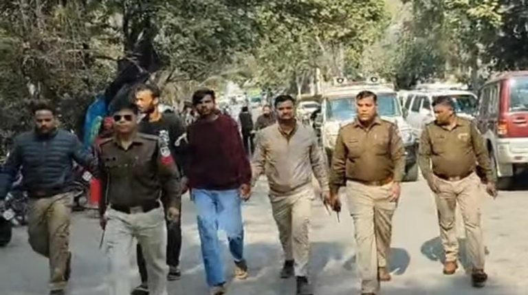 कोर्ट परिसर में कट्टा और चाकू के साथ दो धराये, पुलिस ने आरोपियों की घटनास्थल तक पैदल परेड कराई