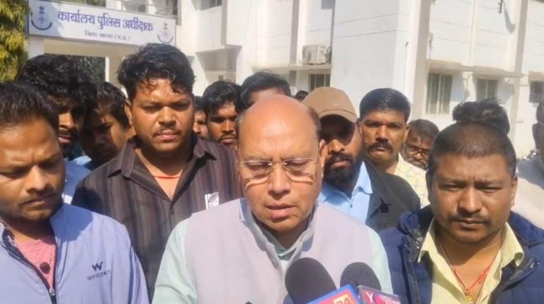 सागर में चाकू से हमलावरों की गिरफ्तारी की मांग लेकर BJP विधायक पहुँचे SP दफ्तर