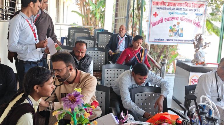 स्वास्थ्य कैंप लगाकर छात्रों व शिक्षकों का स्वास्थ्य परीक्षण किया गया