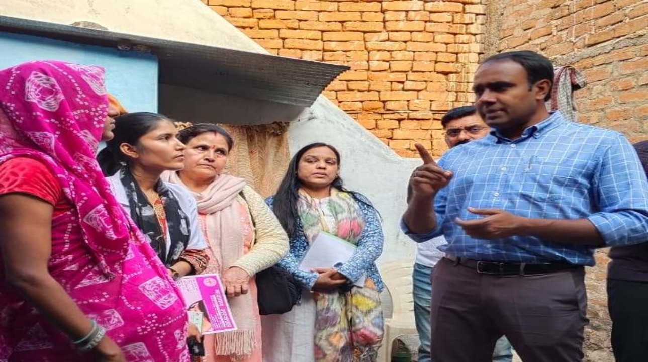 सागर में पिंकी को मिला ‘प्रशासनिक संबल, घर पहुँचे कलेक्टर ने बड़े भाई की तरह दी सेहत और पोषण की सलाह