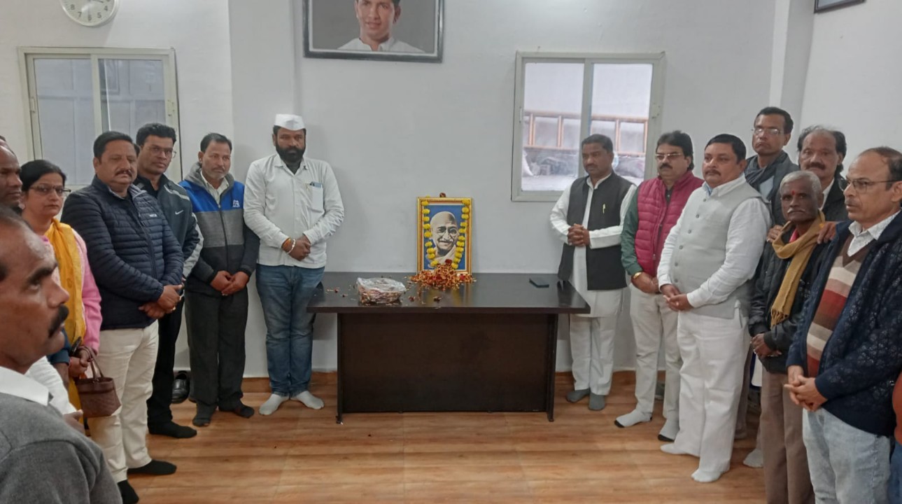 जिला शहर कांग्रेस ने शहादत दिवस पर बापू को दी भावभीनी श्रद्धांजलि