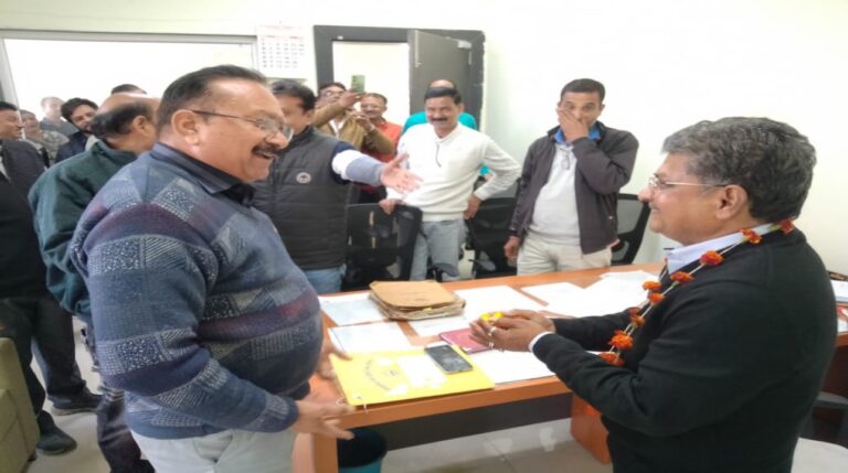 सागर नगर निगम में 3 माह से वेतन को हैरान कर्मचारी, नेताओ-अधिकारियों को शर्मिंदगी के फूल दिये