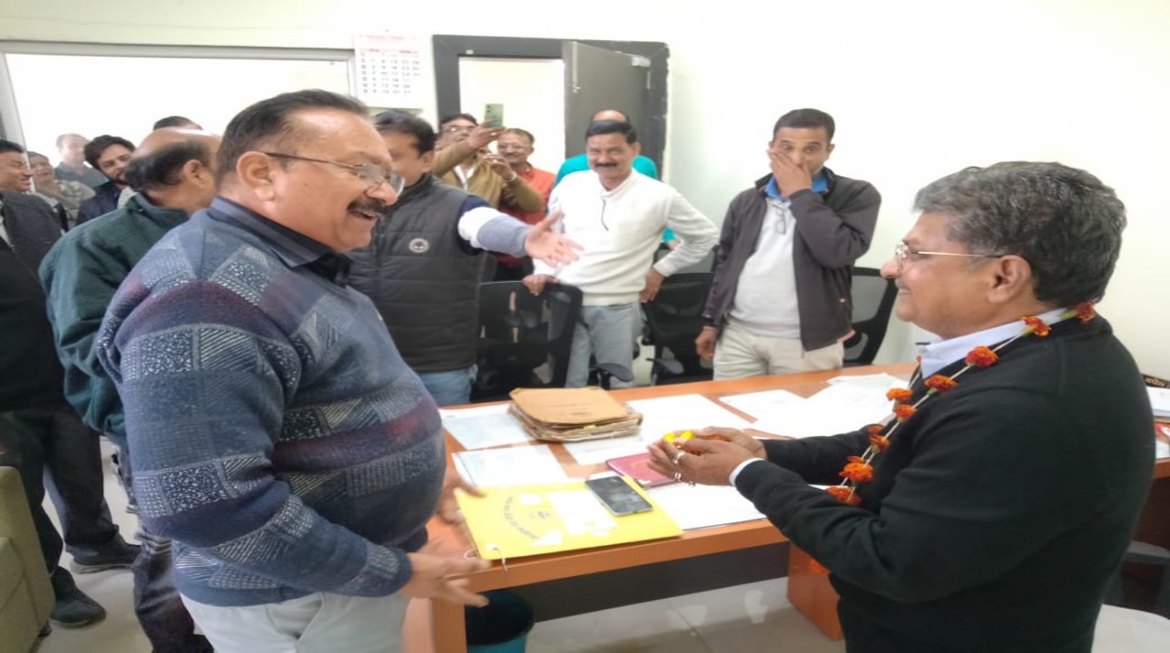 सागर नगर निगम में 3 माह से वेतन को हैरान कर्मचारी, नेताओ-अधिकारियों को शर्मिंदगी के फूल दिये