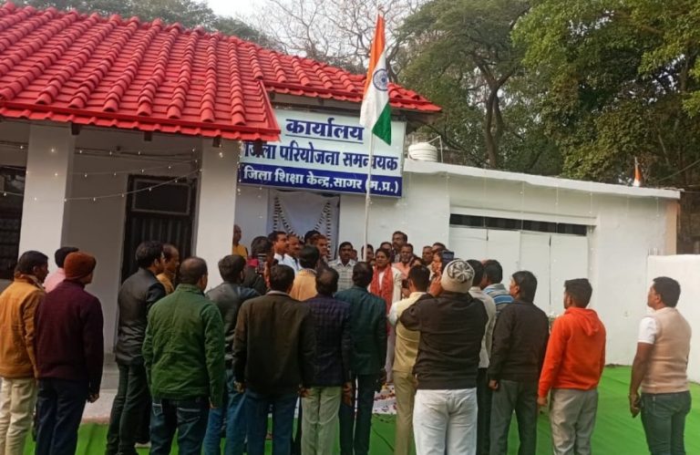 गणतंत्र दिवस के अवसर पर सांसद डॉ. लता गुड्डू वानखेड़े ने सांसद संवाद केंद्र परिसर में किया ध्वजारोहण 