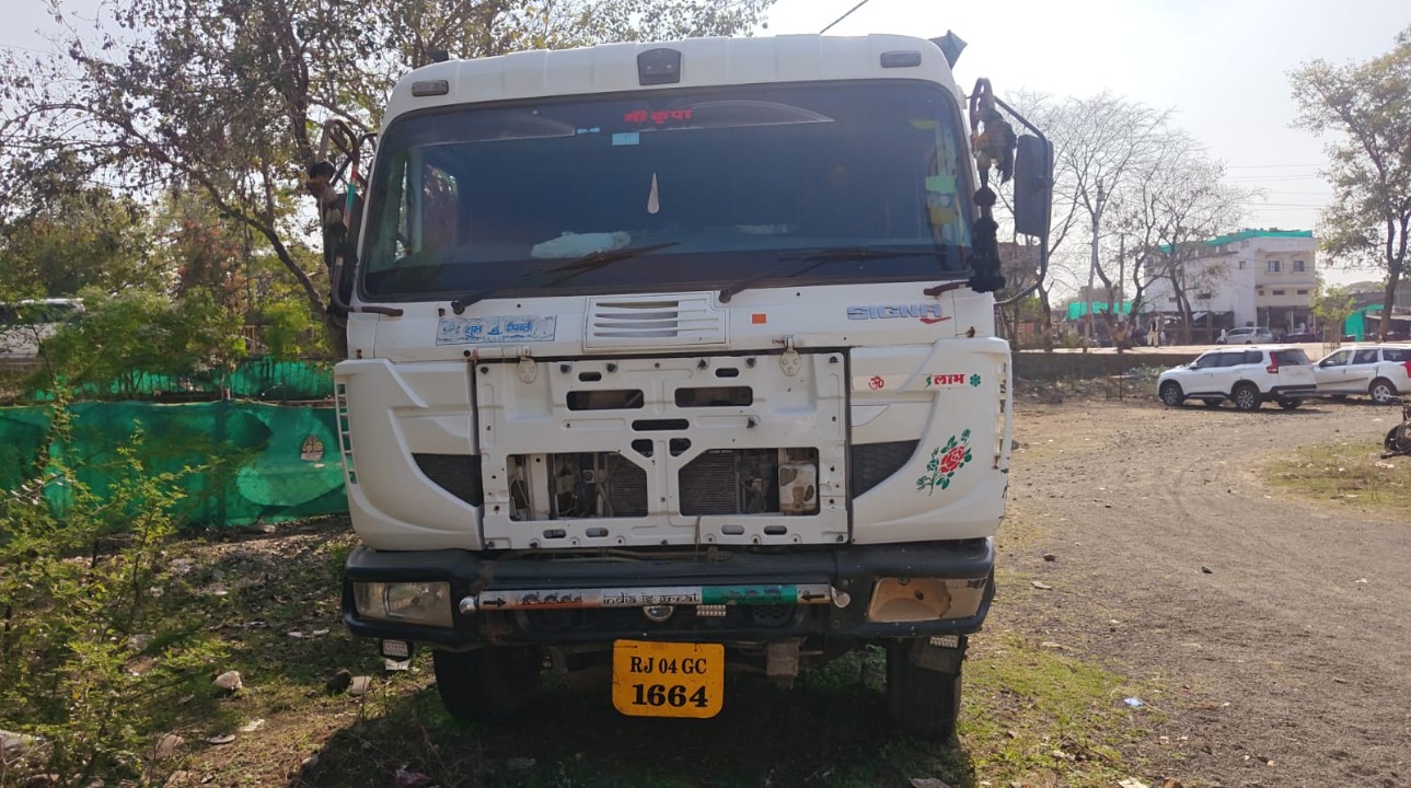 खनिज विभाग का एक्शन, चार डंपर सहित कई ट्रैक्टर ट्राली जप्त