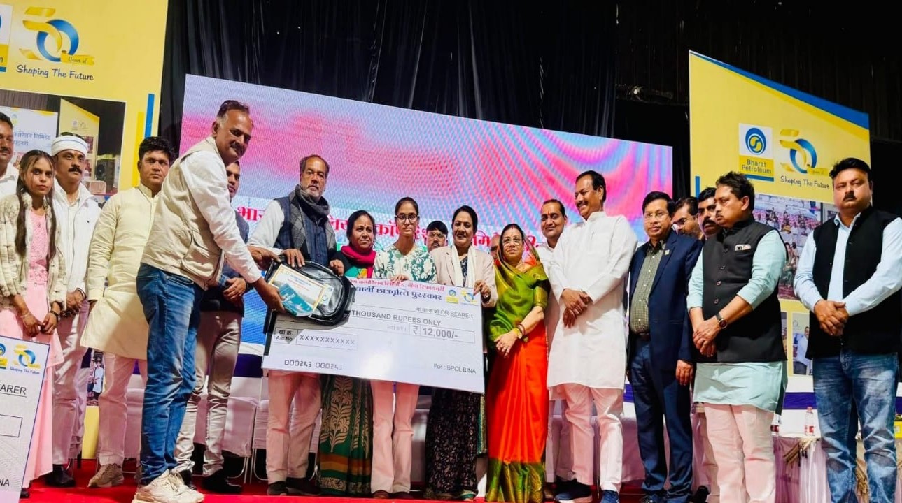 सांसद डॉ. लता वानखेड़े ने मेधावी छात्र-छात्राओं को बांटी छात्रवृत्तियां और प्रशस्ति पत्र