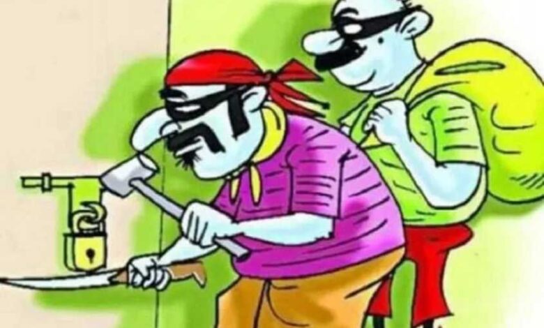 खेत में मोटर चलाने गया था परिवार, लौटने पर टूटा मिला दरवाजा, सोना-चांदी लेकर फरार हुए चोर