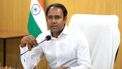 कलेक्टर निर्देश पर एसडीएम और तहसीलदार ने पेट्रोल पंपों पर जाकर स्थिति का लिया जायजा