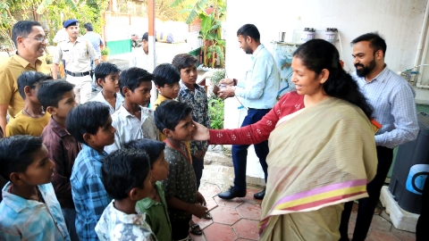 कलेक्टर बनीं टीचर : छात्रावास में औचक निरीक्षण के दौरान बच्चों से पूछे पहाड़े-अंग्रेजी, पिज्जा देकर बढ़ाया उत्साह