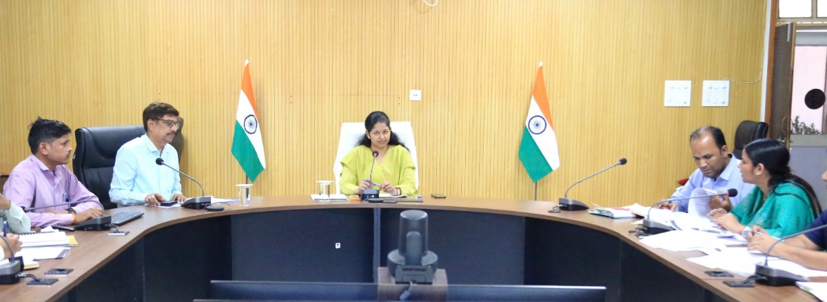 कलेक्टर प्रतिभा पाल के निर्देश: उपार्जन केंद्रों पर व्यवस्थाएं दुरुस्त रखें और ई-टोकन से ही बांटें खाद