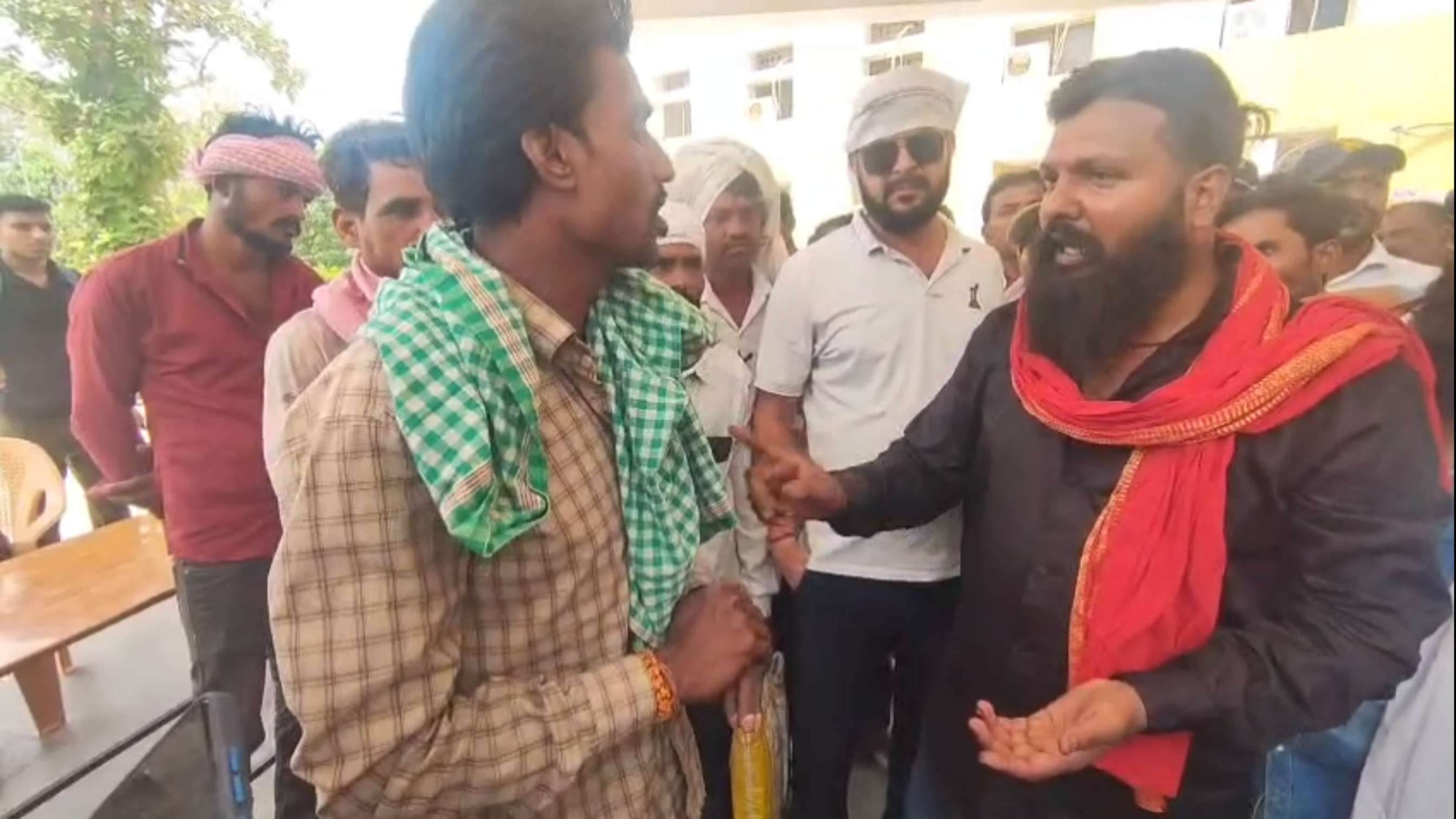 सागर: कलेक्ट्रेट परिसर में युवक का हंगामा, रामचरितमानस को लगाई आग, आत्मदाह का प्रयास
