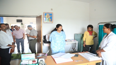 कलेक्टर प्रतिभा पाल ने किया प्राथमिक स्वास्थ्य केंद्र का औचक निरीक्षण