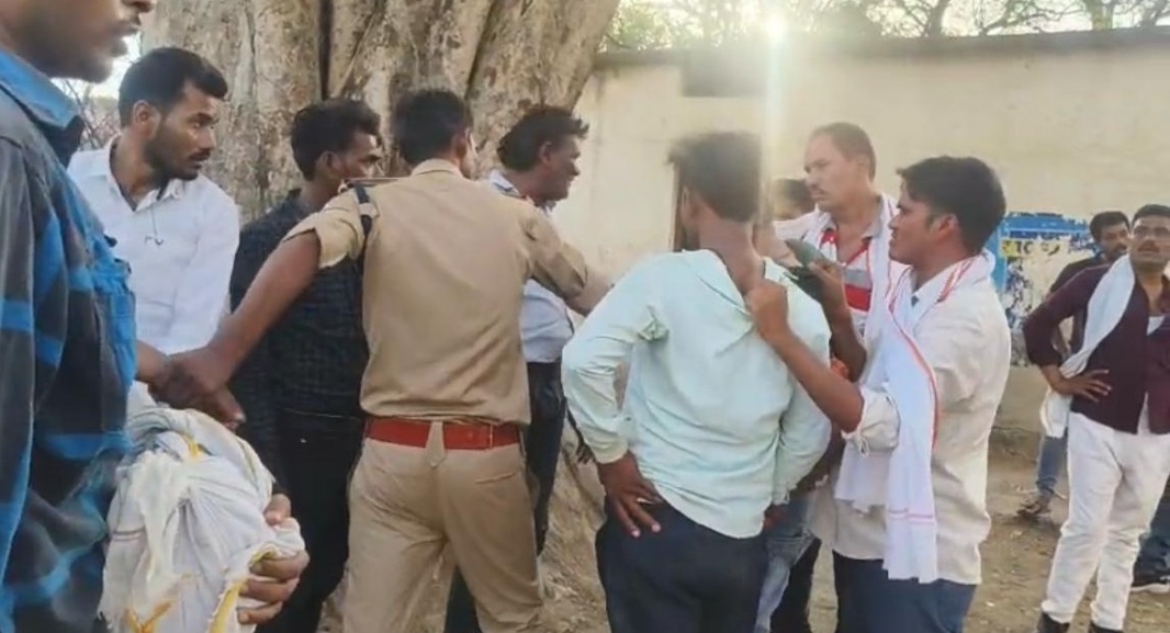 सागर में पुलिस की बड़ी कार्रवाई, 8 जुआरी गिरफ्तार ₹56 हजार से अधिक नकदी, वाहन और मोबाइल जब्त