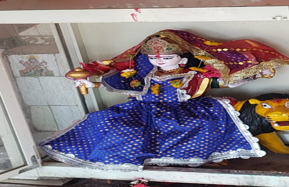 देवी मंदिर में चोरी से भड़का आक्रोश, आभूषण और साउंड सिस्टम ले गए चोर