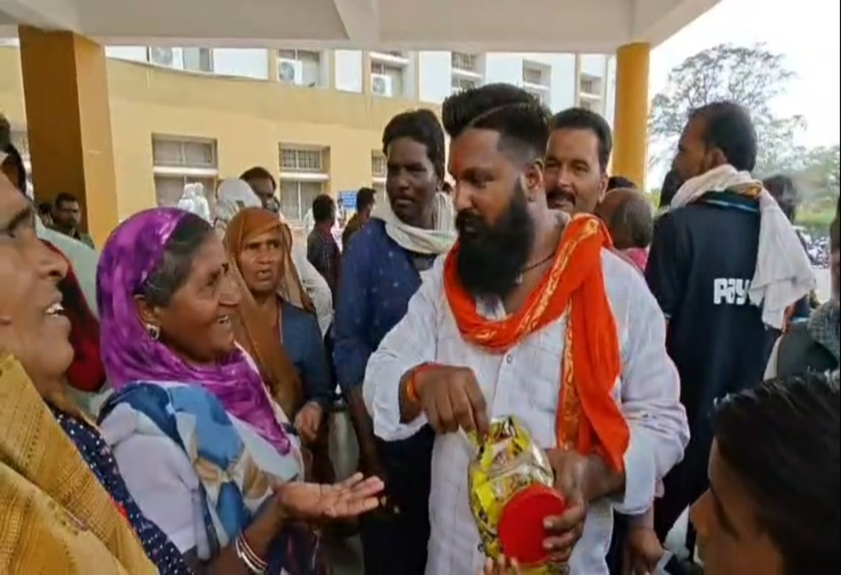 162 आवेदन के बाद भी नहीं हुई सुनवाई, गौ सेवक ने जनसुनवाई में बांटे लॉलीपॉप