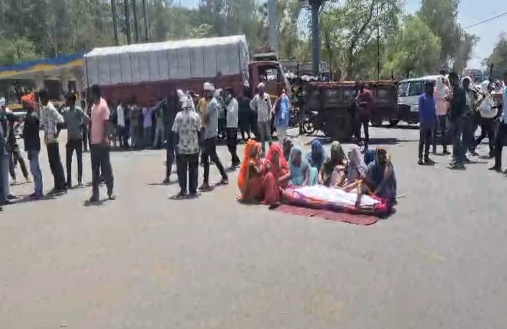 जमीन विवाद में घायल किसान की मौत, गुस्साए परिजनों ने शव कृषि मंडी चौराहे पर रखकर किया चक्काजाम